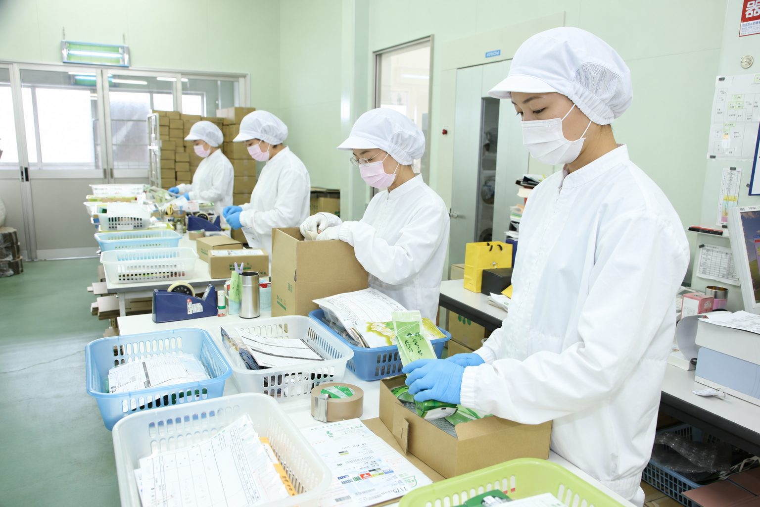 出荷場で商品を梱包するスタッフたち