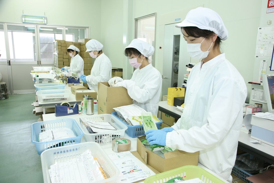 出荷場で商品を梱包するスタッフたち