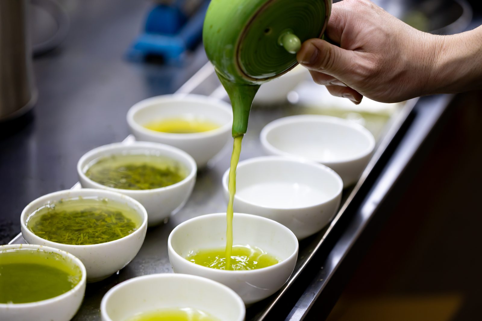 審査用の茶碗に、試作した茶を注ぎ分ける様子