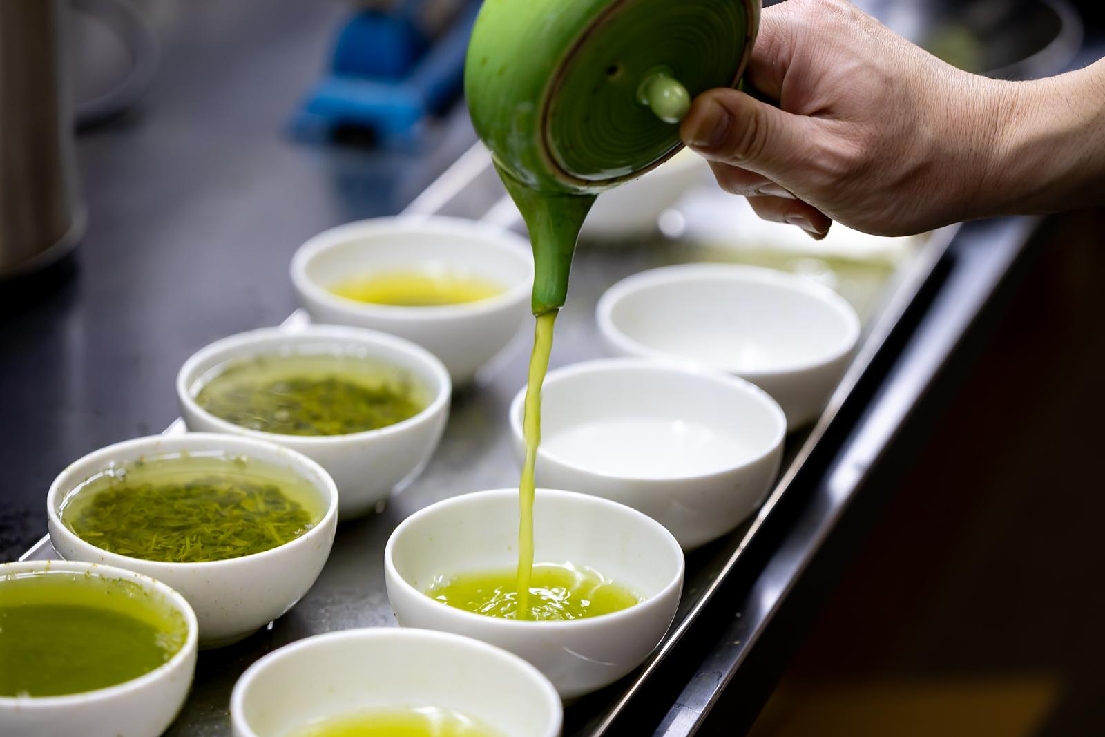 審査碗に注がれる荒畑園のお茶