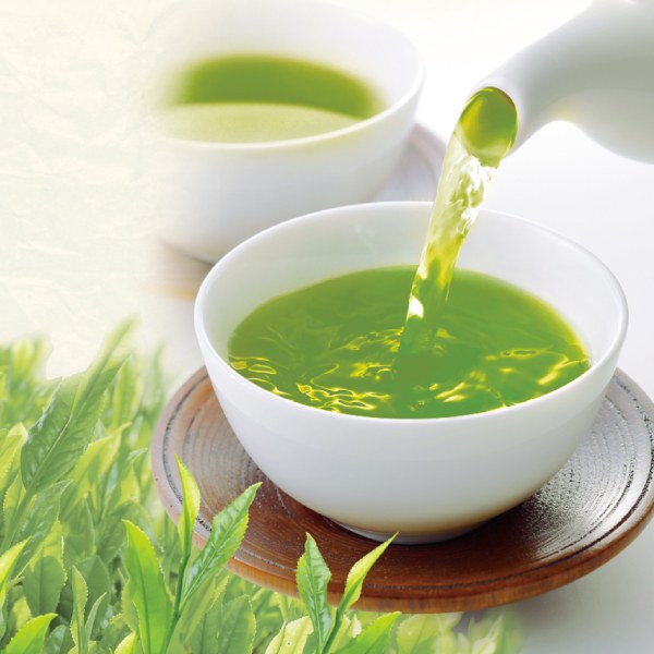 茶碗に注がれる、濃い緑色の深むし茶